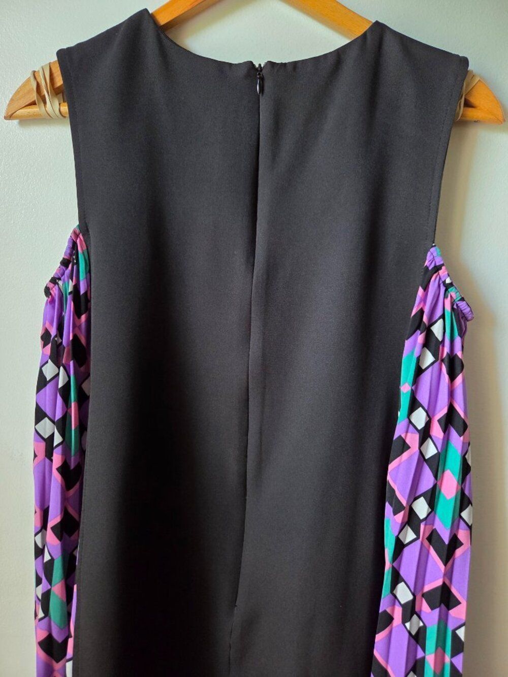 EUC LIKE NEW TCEC BLACK AND GEOMETRIC PRINT SWING SHORT DRESS SIZE SMALL - Picture 6 of 16